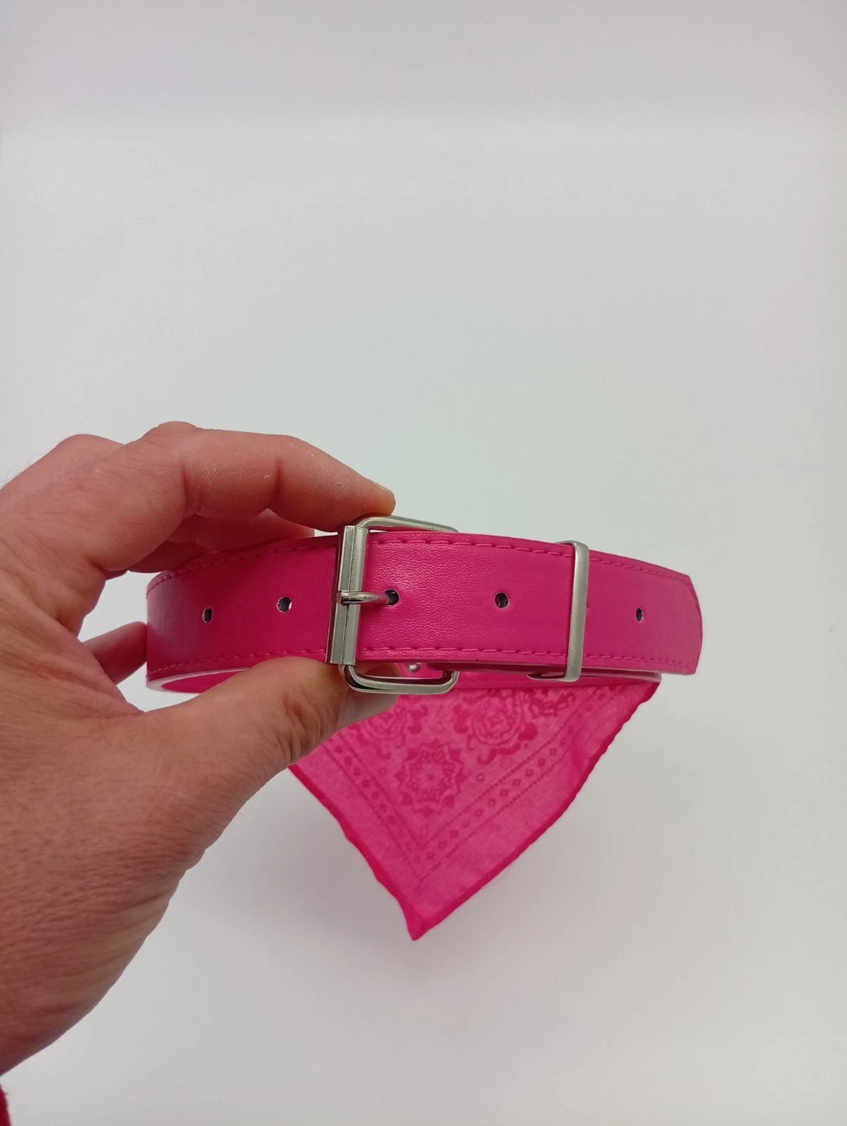Collier rose avec bandana pour chien – Taille 58 cm